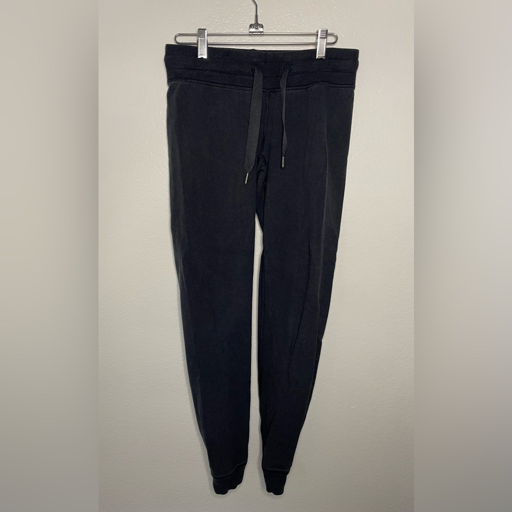 Lululemon Scuba Jogger in Navy. Size 4